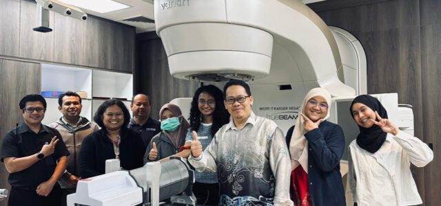 Medical physics team at Institut Kanser Negara with the Delta4 Phantom+ and HexaMotion motion platform for TomoTherapy and C-arm linac QA.