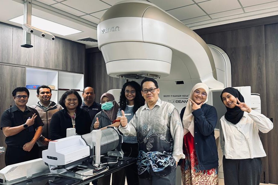 Medical physics team at Institut Kanser Negara with the Delta4 Phantom+ and HexaMotion motion platform for TomoTherapy and C-arm linac QA.