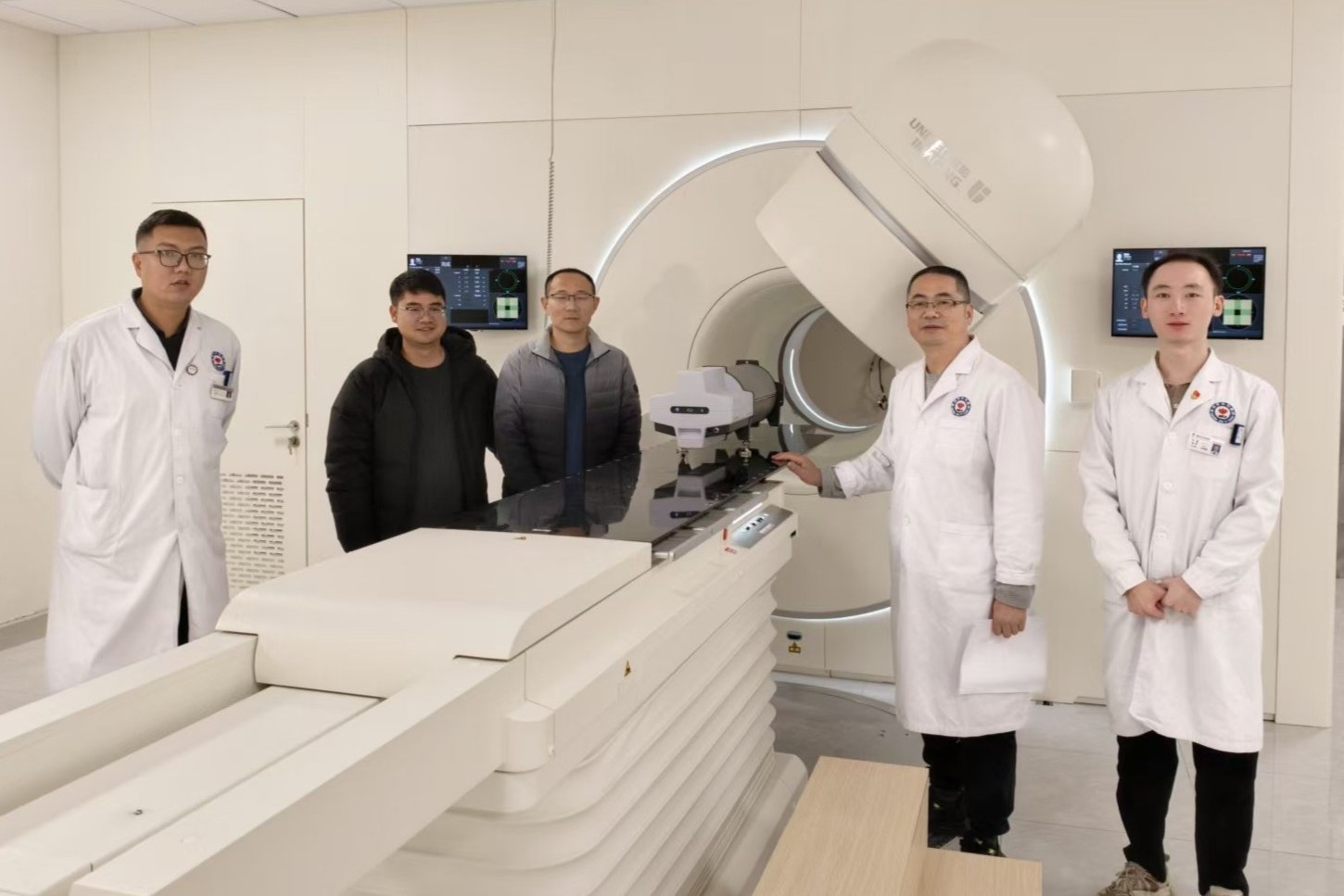 Medical physics team at Sichuan Mianyang Central Hospital with the Delta4 Phantom+ and a United Imaging linac during a successful QA installation.